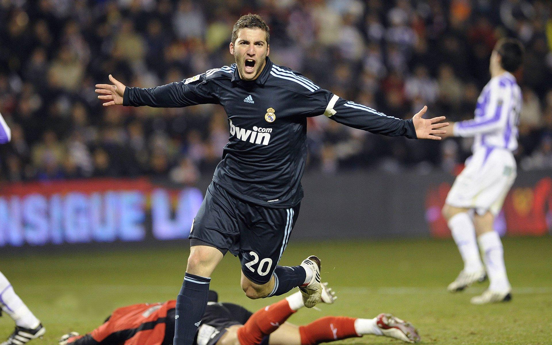 多纳鲁马登顶世界之巅，荣膺2025年雅辛奖创历史